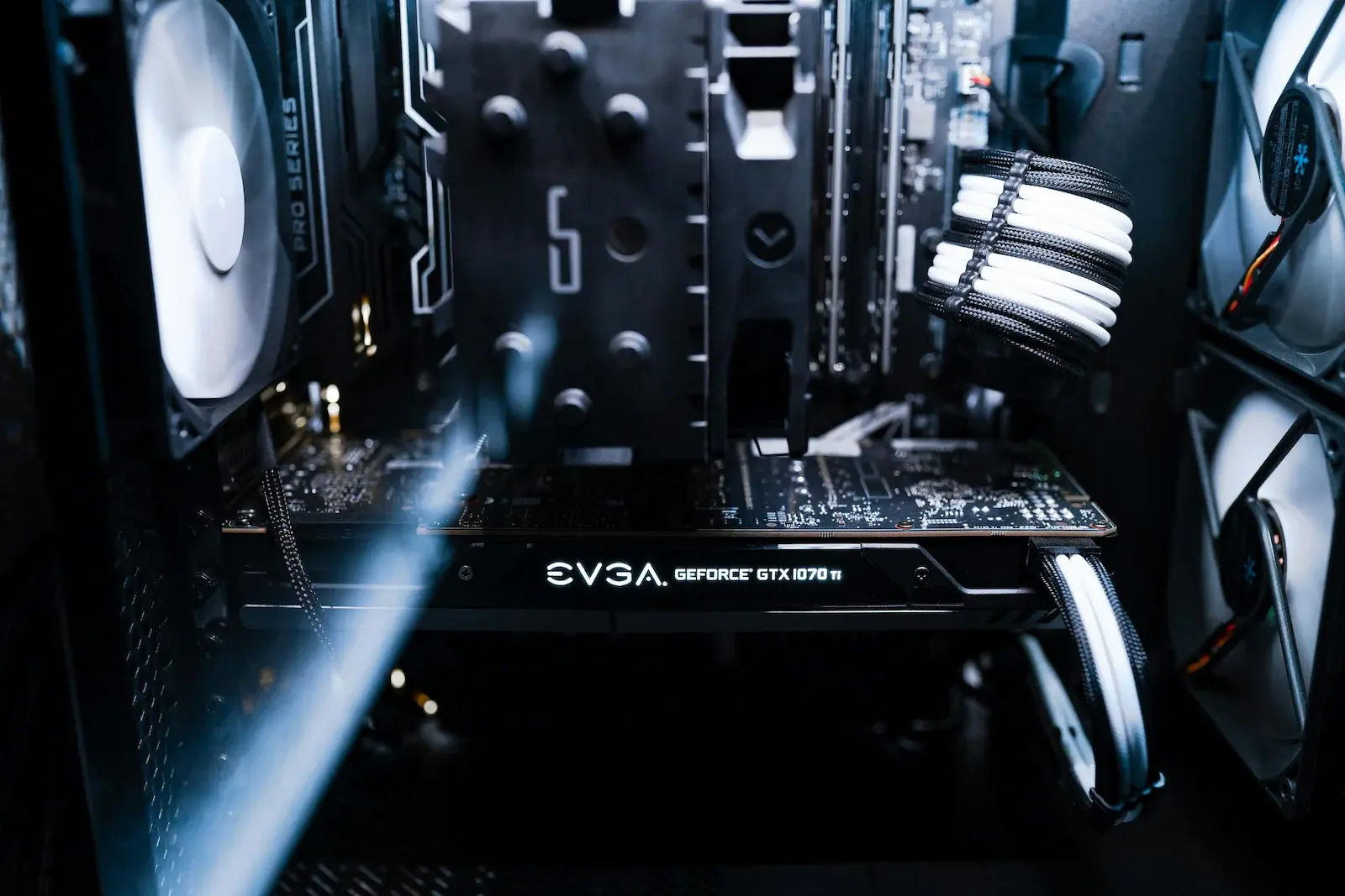 Gaming-PC Setup komplett eingerichtet und spielbereit